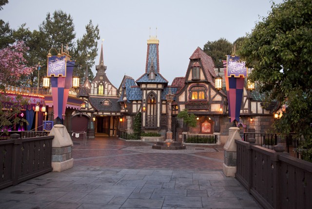 Photo de la Fantasy Faire au Fantasyland du parc Disneyland de Disneyland Resort.