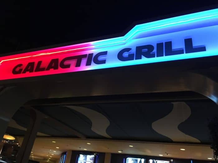 Ainsi, photo du restaurant Galactic Grill de Tomorrowland au parc Disneyland de Disneyland Resort.