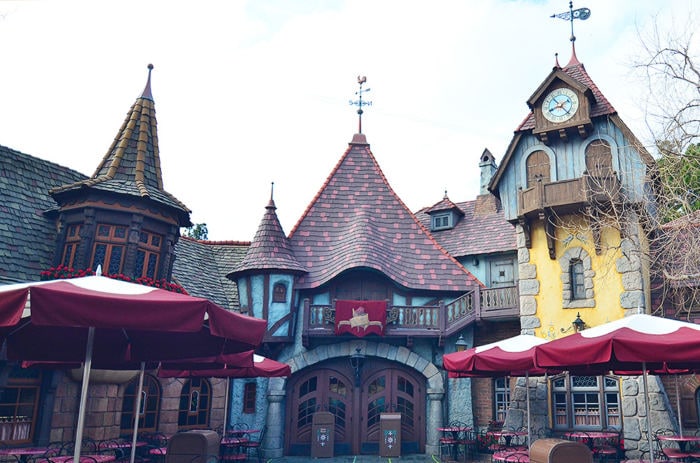 Photo du restaurant Red Rose Tavern de Fantasyland au parc Disneyland de Disneyland Resort.