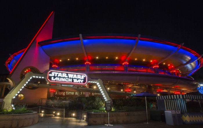 Ainsi une photo du bâtiment Star Wars Launch Bay à Tomorrowland au parc Disneyland de Disneyland Resort.