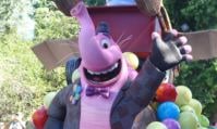 Photo du char Vice Versa pendant la Pixar Play Parade.