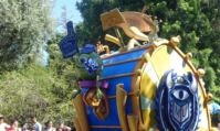 Photo du char de Bob pendant la Pixar Play Parade.