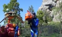Photo du char Monde de Nemo pendant la Pixar Play Parade.