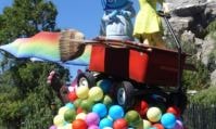 Photo du char Vice Versa pendant la Pixar Play Parade.