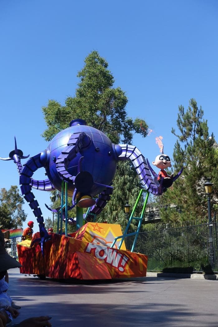 Photo du char Indestructibles pendant la Pixar Play Parade.