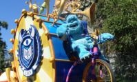 Photo du char de Sulli pendant la Pixar Play Parade.