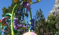 Photo du char 1001 pattespendant la Pixar Play Parade.