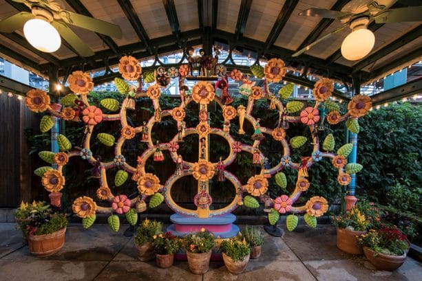 Photo de l'Árbol de la Vida pendant Dia de Los Muerto à Disneyland Resort.