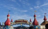 Ainsi Photo de l'entrée Pixar Pier au parc Disney California Adventure de Disneyland Resort.