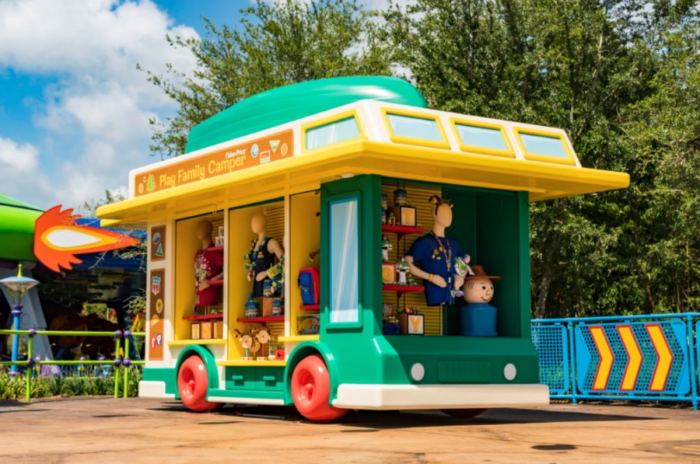 Photo des chariots de souvenir à Toy Story Land de Disney Hollywood Studio.