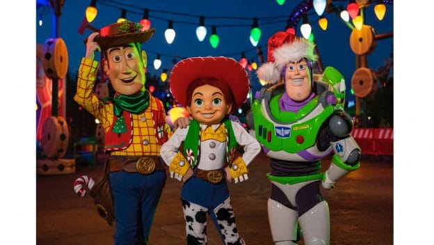 Célébrer la saison de Noël à Toy Story Land à Walt Disney World Resort.