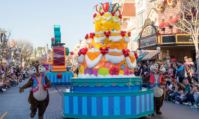 Photo d'un char de la Mickey Soundsationnal Parade pendant la saison Get Your Ears On.