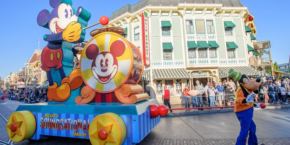 Photo d'un char de la Mickey Soundsationnal Parade pendant la saison Get Your Ears On.