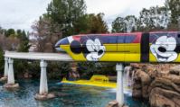 Photo du monorail Mickey pendant la saison Get Your Ear On.