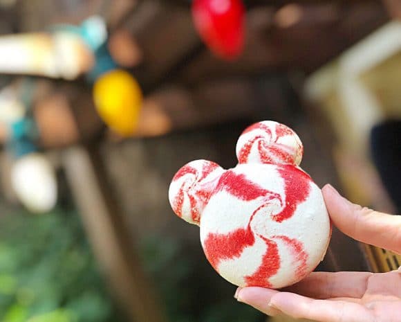 Photo du Candy Cane Mickey Macaroon disponible pendant Noel au Disney Aulani Resort.