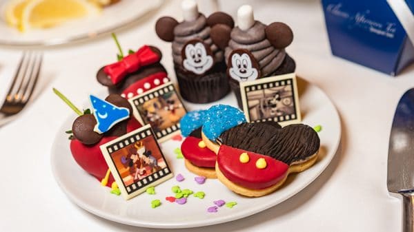 Photo de snacks disponibles pendant le tea time au Disneyland Hotel pendant la saison Get Your Ears On.