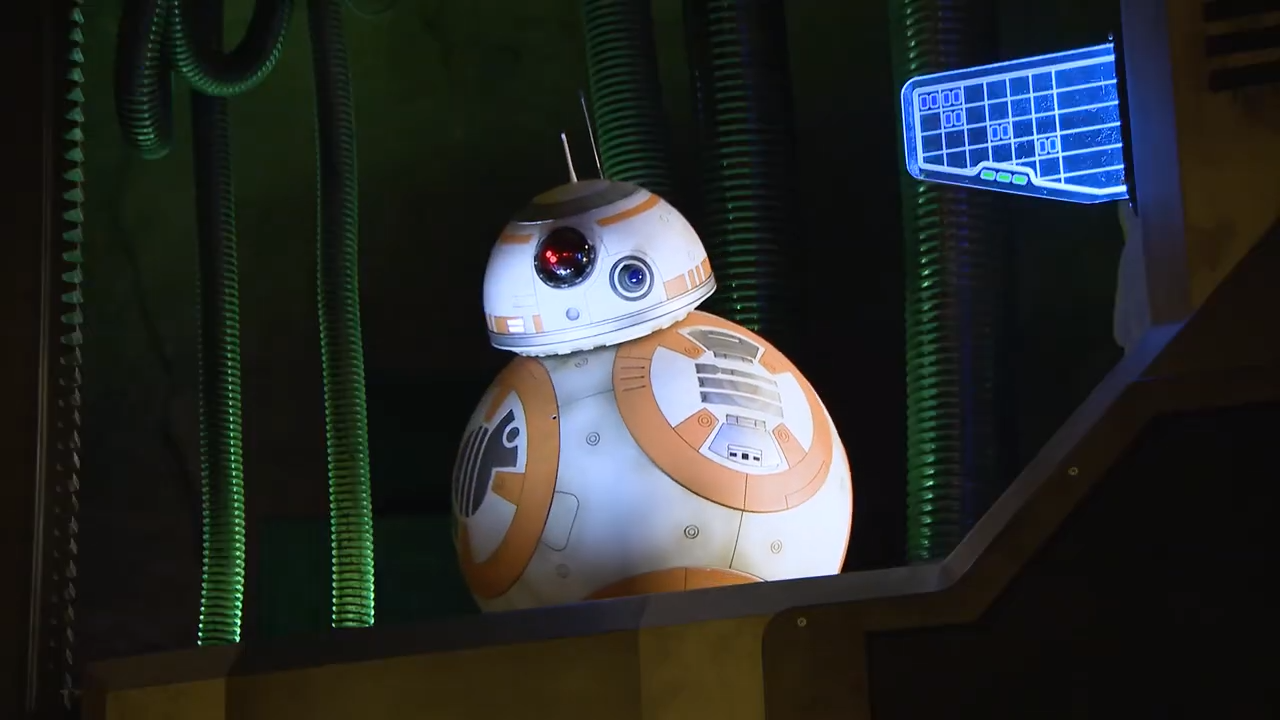 Photo de l'animatronic de BB-8 présent dans l'attraction Star Wars : RIse of the Resistance.