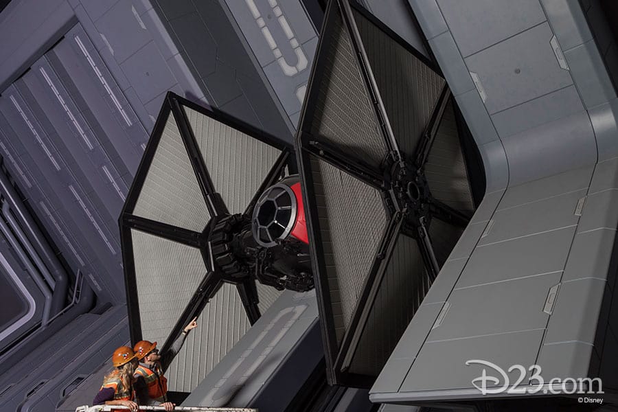 Photo d'un TIE Fighter dans un hanger de Star Wars : Rise of the Resistance.