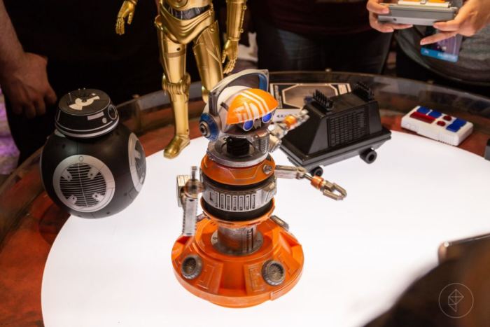 Photo d'un droïde disponible dans la boutique Droid Depot de Star Wars : Galaxy's Edge.