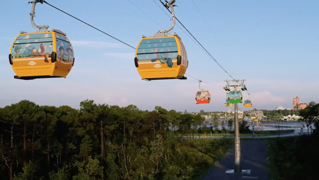 Photo de la Disney Skyliner qui complète les bus de Walt Disney World Resort.