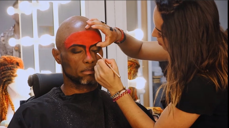 Séance maquillage avant Le Roi Lion et les Rythmes de la Terre durant le Festival du Roi Lion et de la Jungle