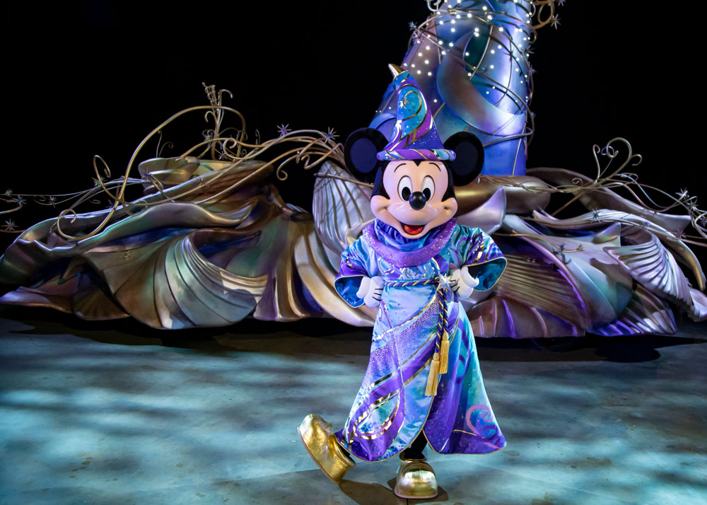 Photo du char Mickey présent dans la parade Magic Happens à Disneyland Resort.