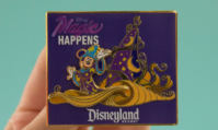 Photo du merchandising de la parade Magic Happens bientôt disponible à Disneyland Resort.