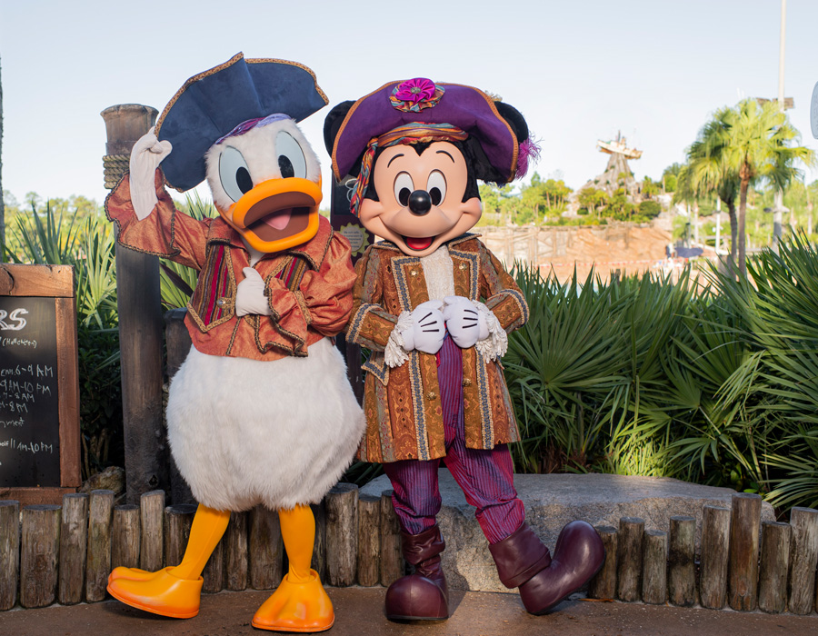 Photo de Mickey et Donald présents pendant la saison d'Halloween au parc Typhoon Lagoon.