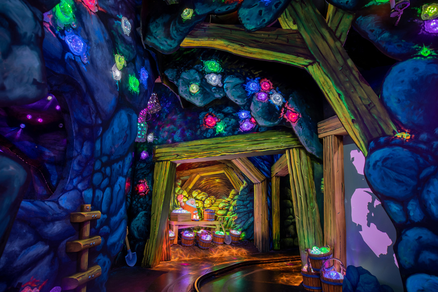 Photo de la nouvelle scène de la mine de l'attraction Snow White's Scary Adventure.