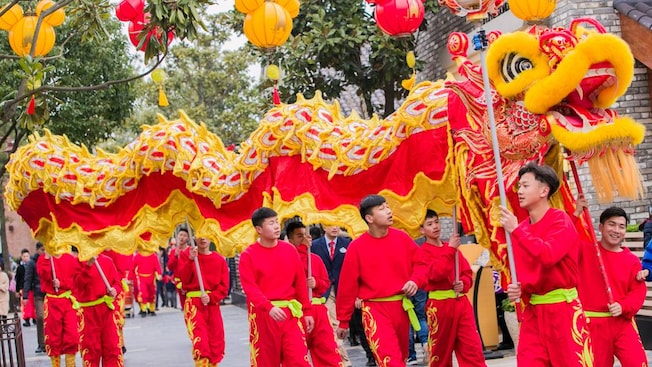 danse du lion et parade du dragon à Shanghai Disneyland