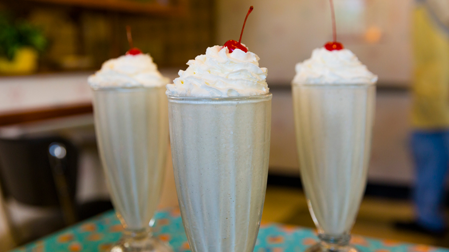 Photo du Peanut Butter & Jelly Milk Shake, l'un des snacks des parcs Disney américains.