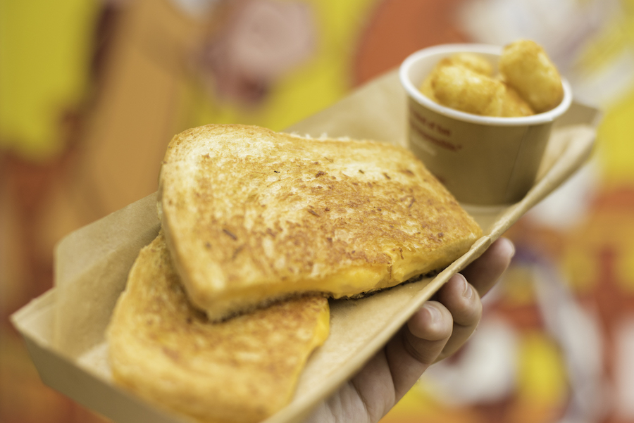 Photo des Grilled Three-Cheese Sandwich, l'un des snacks des parcs Disney américains.
