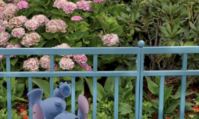 Stitch pose sur un banc pour la réouverture réussie de Disneyland Paris