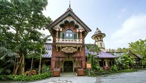 Explorer's Club Restaurant, dans le land de Mystic Manor à Hong Kong Disneyland
