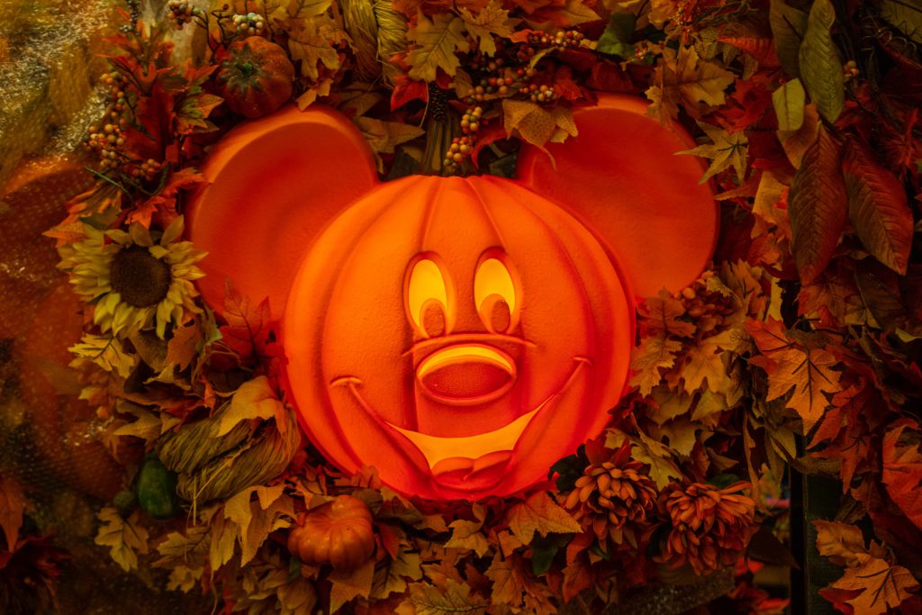 Photo des couronnes Mickey qui orneront les lampadaires du MK pendant la saison A Touch of Fall