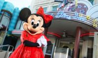 Photo de Minnie Mouse au Hollywood & Vine pendant la saison A Twinkle of Holiday Magic