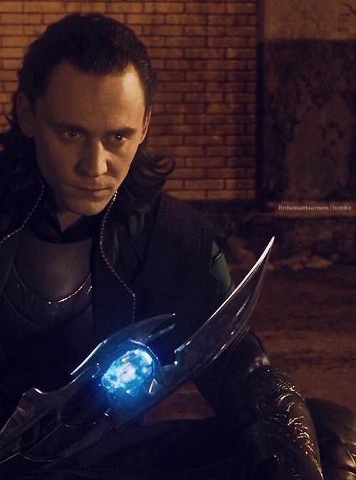 Loki, son sceptre à la main
