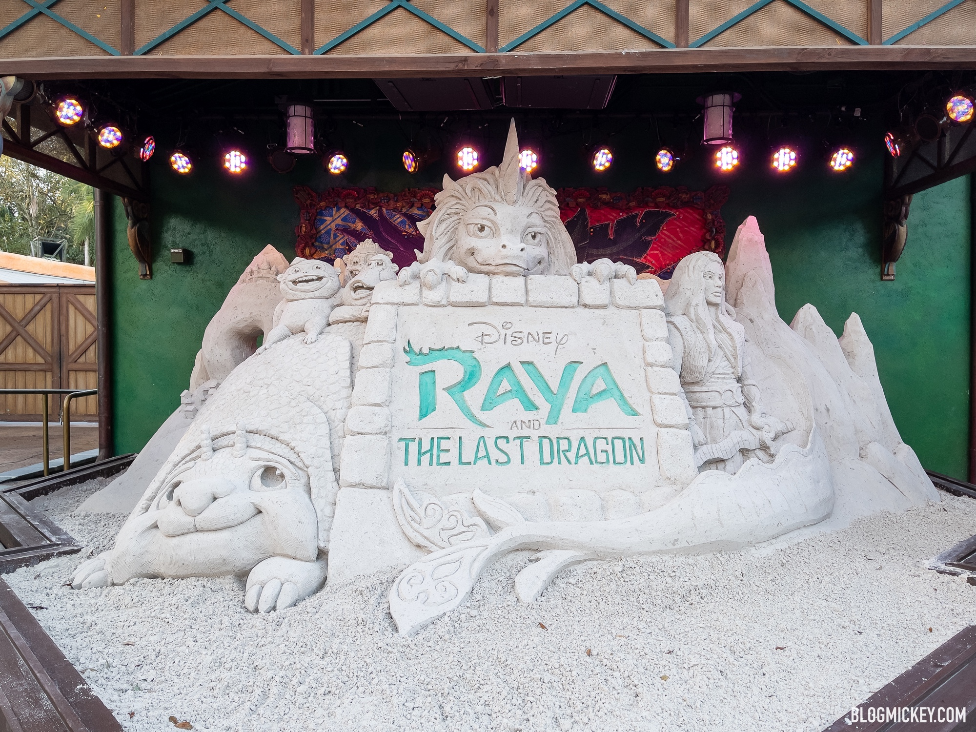 Photo de la sculpture de sable faisant partie de l'expérience Raya et le Dernier dragon.