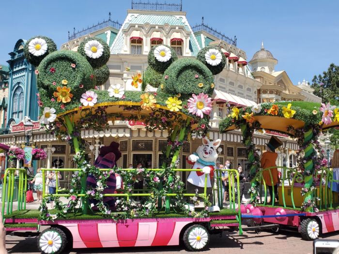 Train du Chat du Cheshire à la journée de réouverture de Disneyland Paris