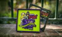 Photo du merchandising pour le vingtième anniversaire de l'attraction Haunted Mansion Holiday.