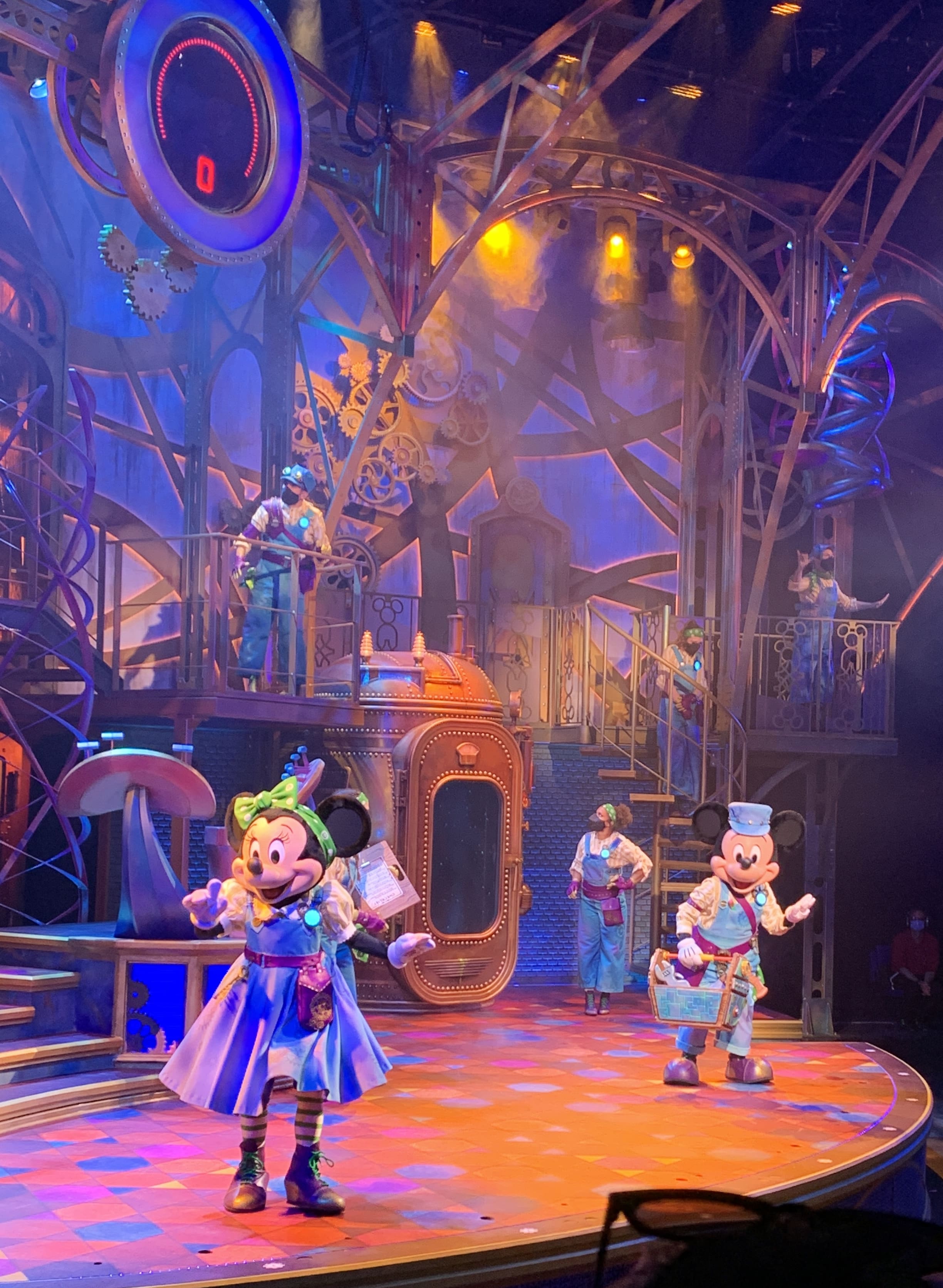 Minnie sur scène dans la version précédente au Studio D