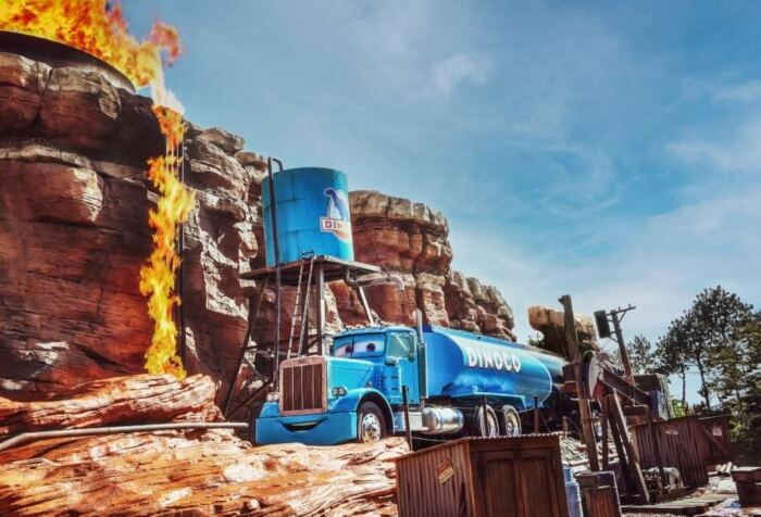 Attraction Cars Road Trip dans la zone World of Pixar