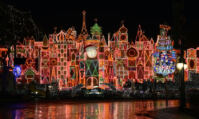 Photo de l'attraction it's a small world holiday presente pendant les Disney Merriest Nite.