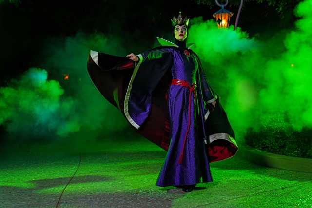 Photo de la saison d'halloween du programme magique 2022 de hong kong disneyland resort.