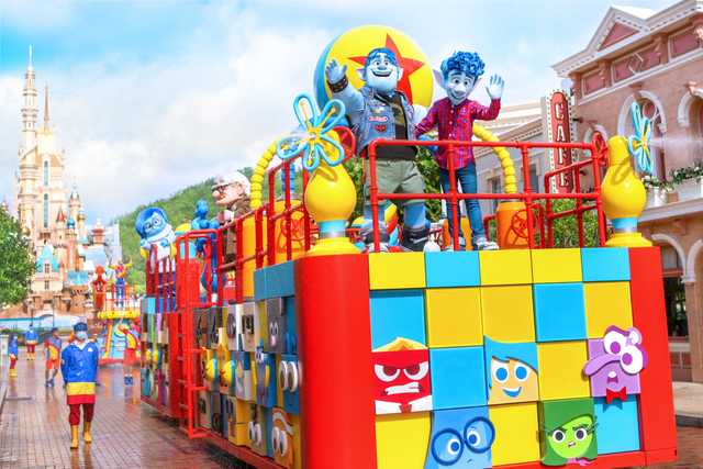 Photo de la Pixar Water Play Street Party présent dans le programme magique de Hong Kong Disneyland Resort.