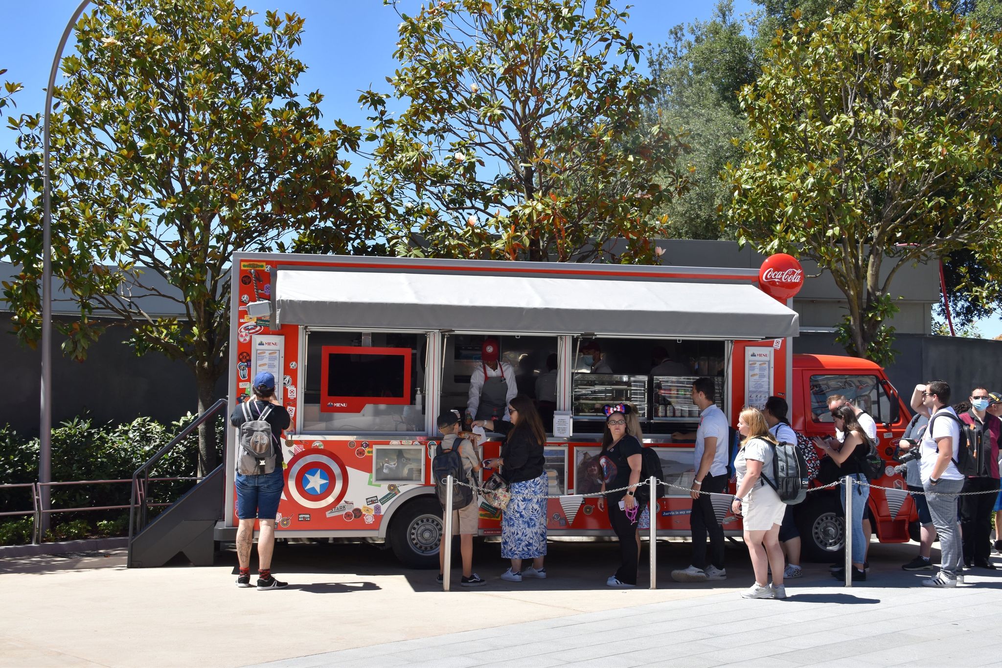 Photo de l'un des food trucks du Marvel Avengers Campus.