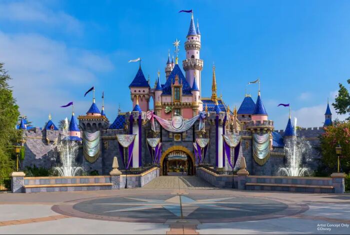 Photo du Château de la Belle au Bois Dormant dans ses décorations pour les célébrations Disney 100.