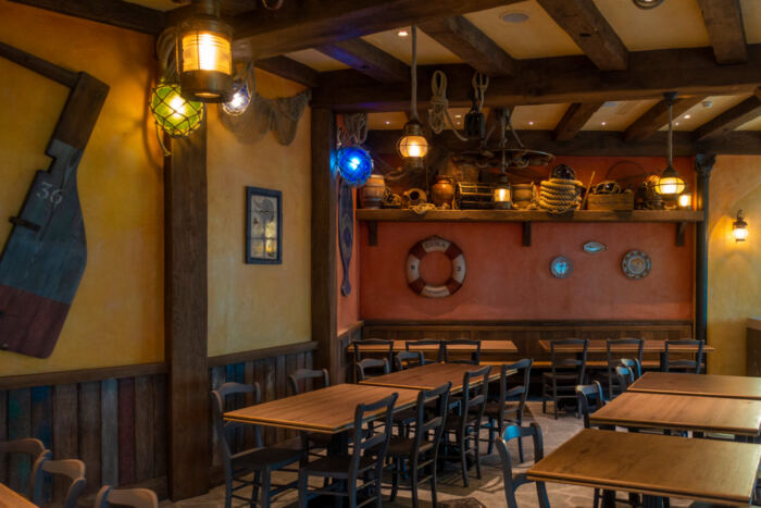 Photo du restaurant de la salle Luca à la pizzeria Bella Note pendant l'été Pixar à Disneyland Paris