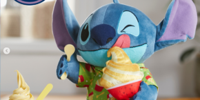 Un jouet en peluche de Stitch de la série « Stitch Attacks Snacks » de Disney est présenté avec une tasse de glace et une cuillère, étiquetée 8/12 dans la collection « Stitch Attacks Snacks ».