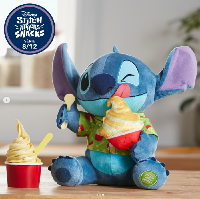 Un jouet en peluche de Stitch de la série « Stitch Attacks Snacks » de Disney est présenté avec une tasse de glace et une cuillère, étiquetée 8/12 dans la collection « Stitch Attacks Snacks ».